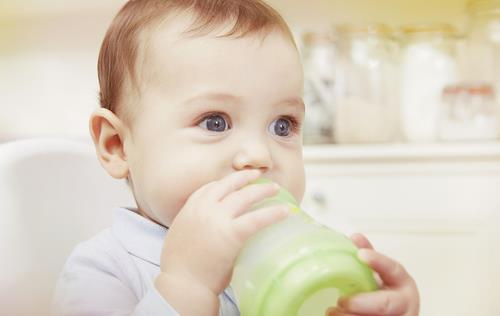 九个月宝宝能喝纯牛奶吗？——婴幼儿饮食营养探讨